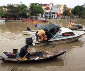 Thanh niên "ngáo đá" cởi trần bơi trong giá rét 11 độ C
