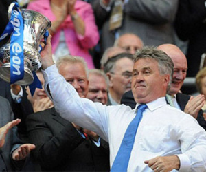 Guus Hiddink được thông báo dẫn dắt Chelsea sau khi Mourinho bị sa thải