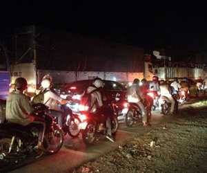 Quốc lộ 1A về miền Tây kẹt xe kéo dài hơn 10 km