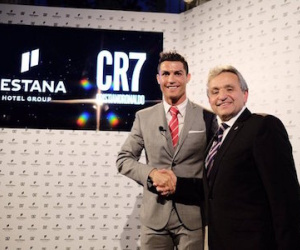 Ronaldo chi 54 triệu bảng, xây khách sạn… dưỡng già