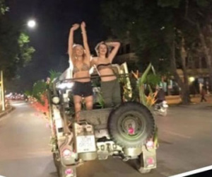 2 cô gái Tây mặc bikini nhảy múa trên xe Jeep