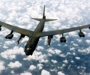 B-52 Mỹ bay sát đảo nhân tạo do Trung Quốc bồi đắp ở Biển Đông