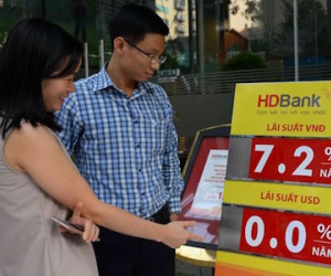 Giữ tiền Việt lợi hơn