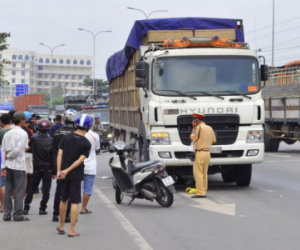 Hai chị em gái chết thảm dưới bánh xe tải