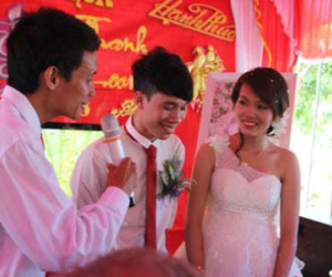MC đám cưới quê: Cười ra nước mắt với màn "chém gió" bá đạo