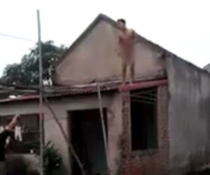 Nam thanh niên khỏa thân leo lên nóc nhà giữa trời giá lạnh
