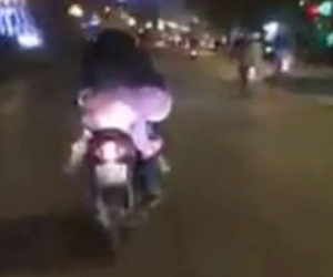 Thót tim mẹ Việt hồn nhiên chạy xe máy chở con nhỏ ngủ say như sắp rơi