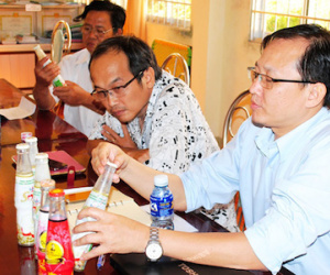 Tiếp tục phát hiện nhiều chai trà Dr Thanh có cặn