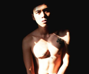 Tiết lộ chuyện bị "gạ tình" của mẫu nam chuyên chụp ảnh nude