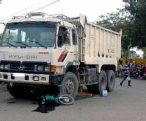 Va chạm với xe ben, nữ sinh bị cán chết
