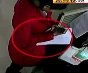 Video: Nữ quái 'hồn nhiên' trộm điện thoại tại đồn cảnh sát