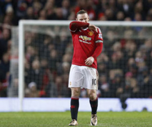 Rooney mắc sai lầm, Man Utd rời top 4