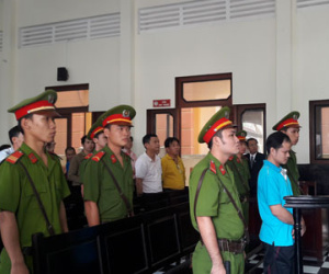 Vụ chai nước ngọt có ruồi: Bắt bẻ luật sư nguyên đơn dự cung