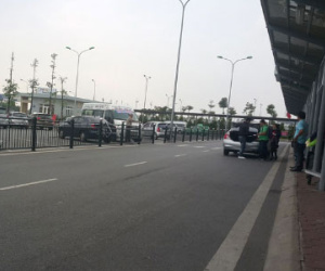 Chiêu trò "ma quái" của taxi dù ở sân bay Nội Bài