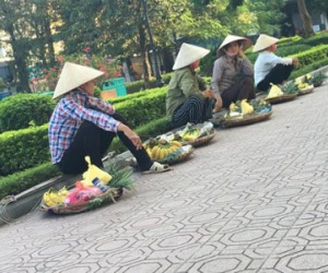 Du khách chạy thục mạng vì bị 4 "nữ quái" ở Hồ Tây đeo bám