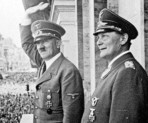 Hồ sơ y tế tiết lộ Hitler chỉ có một tinh hoàn