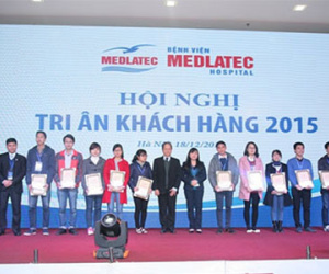 MEDLATEC trao học bổng cho sinh viên nghèo vượt khó