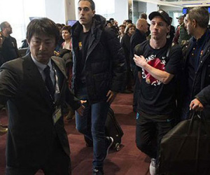 Messi bị fan đồng hương nhổ nước bọt vào người