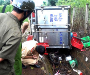 Ôtô húc văng nhóm học sinh đang đến trường