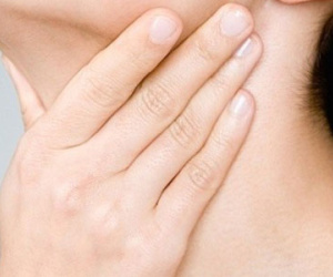 Vì sao trời lạnh hay bị đau rát họng?