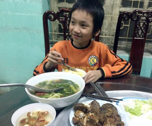Bé trai 10 tuổi bị câm đi lạc đang ở đội CSGT