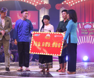Clip "Cô gái 100 triệu" bất ngờ làm MC truyền hình