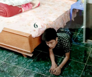 Đạo chích "trải đệm" nằm dưới gầm giường của gia chủ