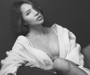 Minh Triệu tái xuất với sơ mi trễ nải khoe nội y nóng bỏng