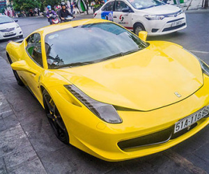 Siêu xe Ferrari màu vàng nổi bật trên phố đi bộ Sài Gòn