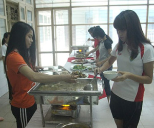 "Sốc" với bữa ăn VĐV Việt Nam: Chậm chân gặm... xương