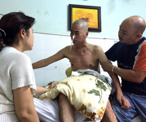 Sốc với hình ảnh Nguyễn Hoàng già khọm sau hai tháng hôn mê