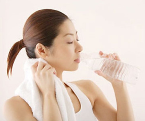 Tác hại của thói quen uống nước tùy tiện