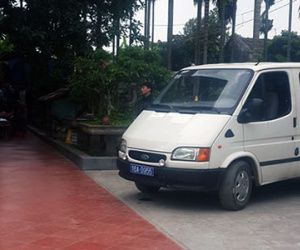 Xe biển xanh đưa đón hàng chục quý bà đi đánh bạc