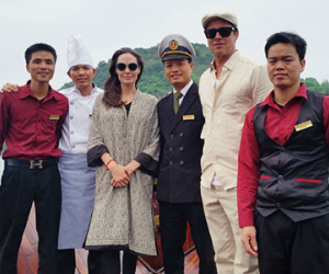Angelina Jolie - Brad Pitt tươi tắn trên Vịnh Hạ Long