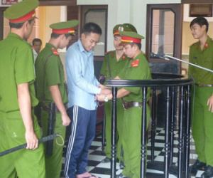 Bênh cha đâm chết người đi xe lạng lách, lãnh 6 năm tù