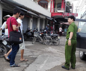 Con trai nhờ bố chở đi chém người