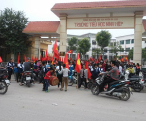 Dùng tiền dụ học sinh nghỉ học phản đối xây trung tâm thương mại