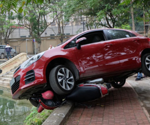 Hà Nội: Đạp nhầm chân ga, người phụ nữ lái ô tô suýt lao xuống hồ