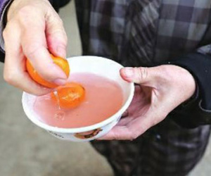 Trung Quốc: Mua quýt về ăn, phát hiện sự thật bàng hoàng sau khi rửa