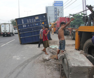 Xe đầu kéo tông 30m dải phân cách, lao qua làn xe máy