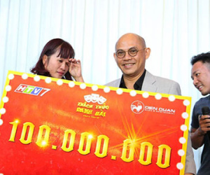 "Cô gái 100 triệu" bật khóc khi nhận tiền thưởng