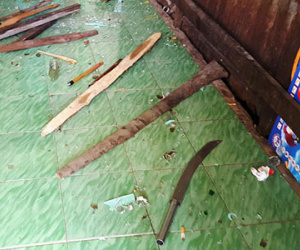 Côn đồ đập phá tài sản, vứt lại mã tấu trong nhà dân