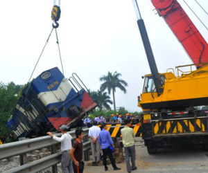 Giao thông tê liệt ở hiện trường vụ lật tàu khách