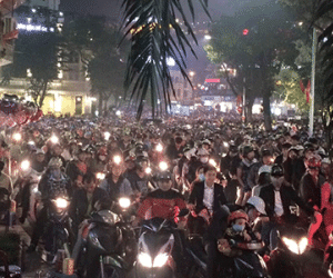 Hà Nội: "Biển người" ùa ra đường đón Noel