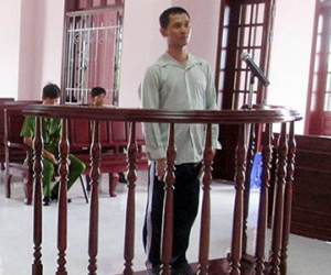 5 năm tù cho gã chồng đốt vợ vì bị từ chối ngủ chung