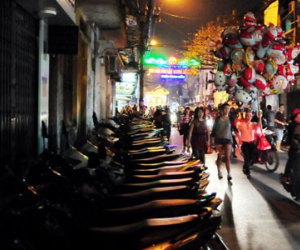 Hà Nội: Giá vé gửi xe máy tăng 10 lần trong đêm Noel