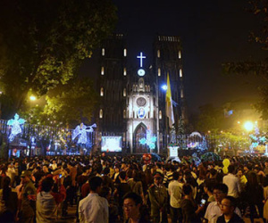 Người dân Hà Nội, Sài Gòn ra đường đón Noel