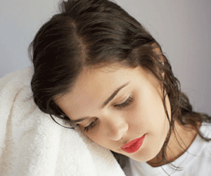 Hệ lụy từ việc để tóc ướt đi ngủ