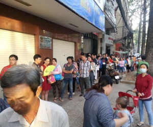 Người Sài Gòn xếp hàng từ 5h sáng tiêm ngừa cho con