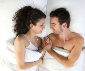 Tư thế ngủ tiết lộ mức độ yêu của hai vợ chồng